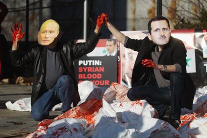 Manifestantes con m&aacute;scaras de Vladimir Putin y Bachar El Asad protestan frente a la sede de Naciones Unidas, en Nueva York.
 