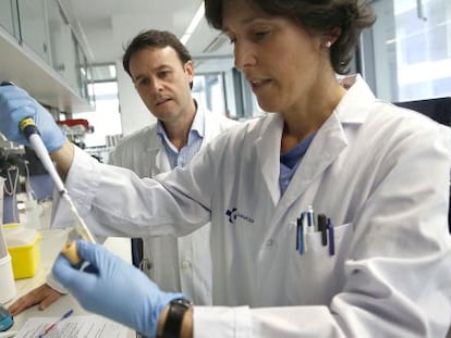 Javier Ruiz y Ana Gorostidi en los laboratorios del Hospital Unuversitario de San Sebastian