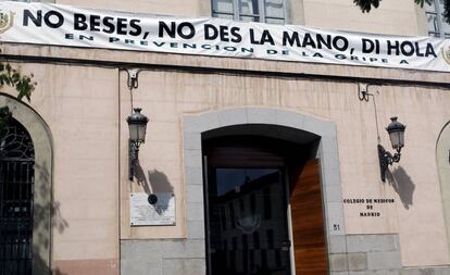 Fachada del Colegio de Médicos de Madrid durante una campaña contra la gripe.