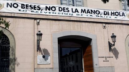 Fachada del Colegio de Médicos de Madrid durante una campaña contra la gripe.