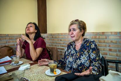 Belén Muñoz en un bar de Leganés junto a Begoña García, otra de las personas que ha declarado en el juzgado del municipio. 