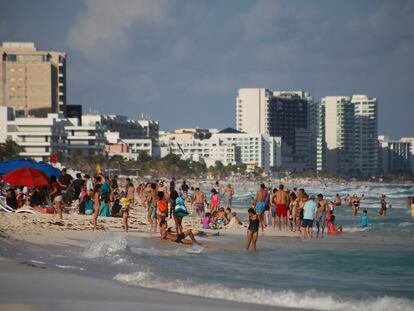 Turistas en la playa de Cancun, Mexico el 27 de diciembre de 2021.