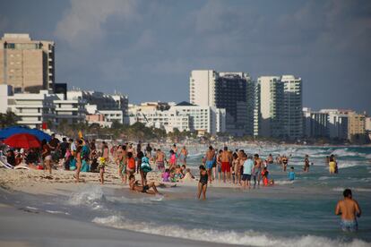 Turistas en la playa de Cancun, Mexico el 27 de diciembre de 2021.