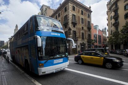 El "Tramabús" de Podemos a su paso por Barcelona.