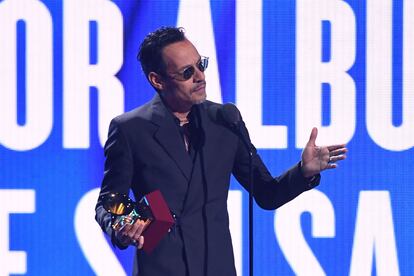 Marc Anthony recibe el premio a mejor disco de salsa por 'Pa'lla Voy'.