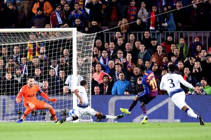 Ousmane Dembele del Barcelona marca el primer gol de su equipo. 