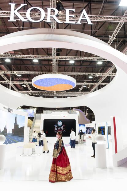 El espacio de Corea del Sur (pabellón 6) es una original mezcla de modernidad y tradición abrigada por una estructura de formas onduladas que se asemeja a un estadio futurista. En su interior, encontramos una surtida oferta de actividades. La más llamativa es la que se inspira en el fenomeno televisivo de 'El juego del calamar' (Netflix) pero sin rastro de violencia ni sadismo. El primer reto consiste en recortar sin que se rompa una Dalgona, la galleta que esconde formas en su interior, de larga tradición en la repostería coreana. El segundo desafío es el Ddakji, similiar a los populares tazos de los 90. Se juega con fichas de papel dobladas y el objetivo no es otro que voltear la del contrario en el suelo.