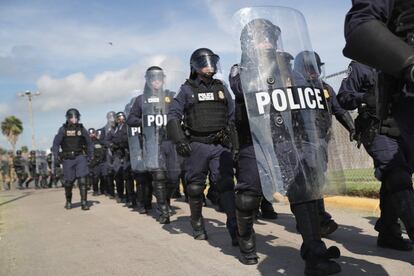 Agentes antidisturbios durante un ejercicio de capacitación en el puerto de entrada internacional en la frontera de EE UU y México, en Hidalgo (Texas) el 5 de noviembre de 2018. Días antes, los soldados del ejercito estadounidense han reforzado las alambradas como parte de la 'Operación Fiel Patriota'.