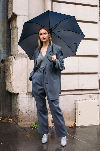 Un traje monocolor y un poco amplio puede ser el uniforme perfecto del otoño. Numerosas firmas los subieron a la pasarela y la influencer danesa Pernille Teisbaek nos inspira con esta opción en gris.