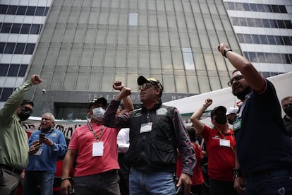 Trabajadores del Sindicato de Telefonistas de la República Mexicana (STRM) de Telmex celebran un acuerdo para suspender la huelga, el 22 de julio en Ciudad de México.