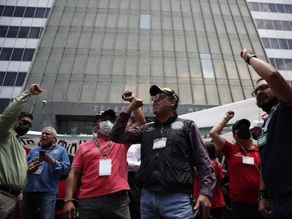 Trabajadores del Sindicato de Telefonistas de la República Mexicana (STRM) de Telmex celebran un acuerdo para suspender la huelga, el 22 de julio en Ciudad de México.