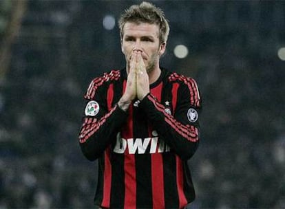 Beckham se lamenta durante un partido con el Milan.