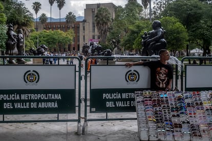 Los comerciantes ya no pueden andar y vender en la Plaza Botero.