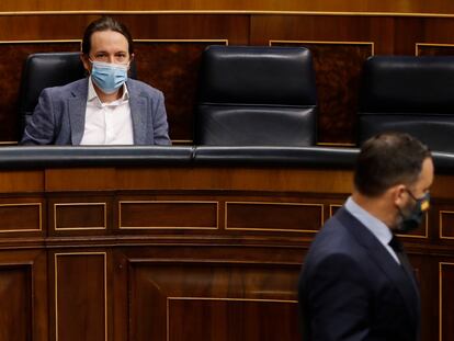 Santiago Abascal pasa delante de Pablo Iglesias durante el pleno del Congreso del pasado día 20.