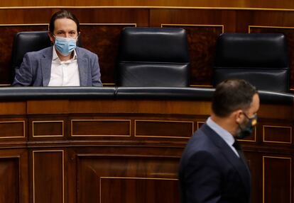 Santiago Abascal pasa delante de Pablo Iglesias durante el pleno del Congreso del pasado día 20.