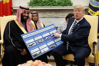 Trump, el pasado marzo en el Despacho Oval junto al herededor saudí, mostrando las ventas militares a Riad