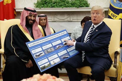 Trump, el pasado marzo en el Despacho Oval junto al herededor saudí, mostrando las ventas militares a Riad