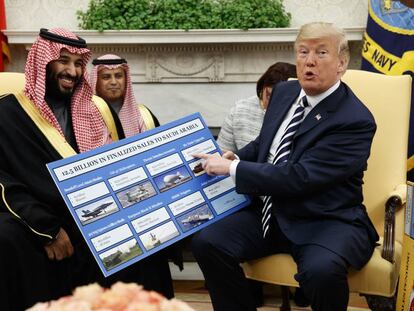 Trump, el pasado marzo en el Despacho Oval junto al herededor saudí, mostrando las ventas militares a Riad