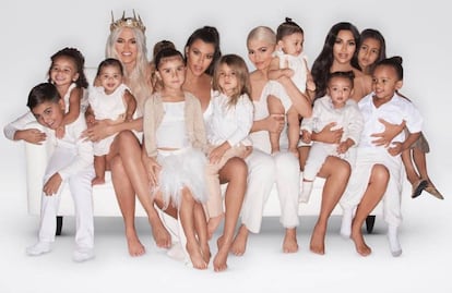 Las hermanas Khloé, Kourtney, Kylie y Kim Kardashian rodeadas de todos sus hijos, en una imagen de Instagram.
 