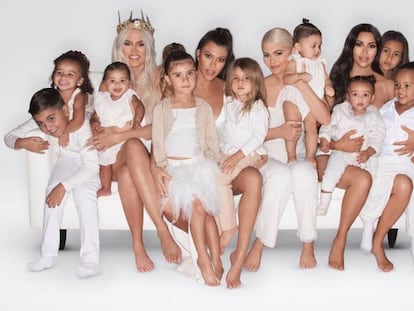 Las hermanas Khloé, Kourtney, Kylie y Kim Kardashian rodeadas de todos sus hijos, en una imagen de Instagram.
 