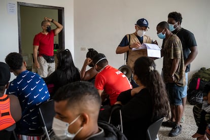 En el Centro de atención del Instituto Nacional de Migración, a escasos kilómetros de la frontera de Honduras con Nicaragua, las personas desplazadas deben apuntarse en una lista y seguir un lento proceso administrativo. En el caso de los migrantes africanos el trámite se hace mucho más difícil debido a las barreras lingüísticas y culturales.