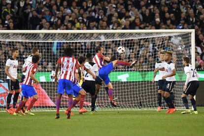 Godín remata a portería durante el partido ante el Tottenham.