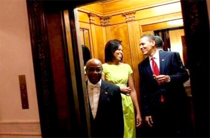 Wilson Roosevelt, el mayordomo de la Casa Blanca que sirvió a 11 presidentes, con los Obama