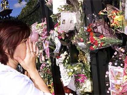 El Palacio de Kensington vuelve a cubrirse un año más con flores y recuerdos de la princesa.