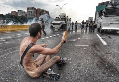 Un manifestante desnudo frente a la policía antidisturbios, en Caracas.