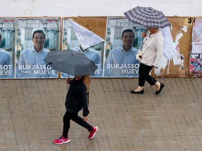 Dos personas se protegen de la lluvia este lunes en Valencia.