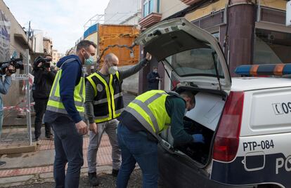 Agentes de la Policía tras salir de la vivienda donde han detenido a un hombre que ha reconocido haber matado a una mujer en Linares (Jaén).