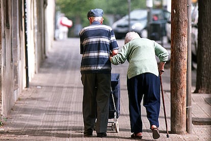 Una pareja de ancianos camina por una calle de Sant Andreu (Barcelona) el año pasado.