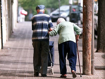 Una pareja de ancianos camina por una calle de Sant Andreu (Barcelona) el año pasado.
