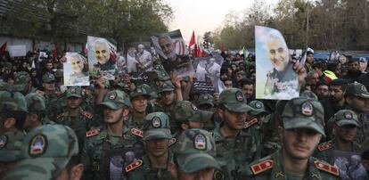 Cadetes iraníes asisten al funeral por la muerte del general Qassem Soleimani.