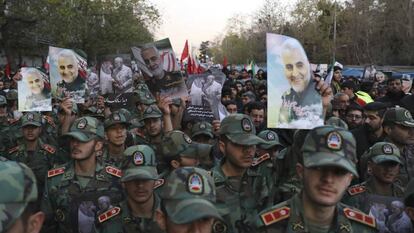 Cadetes iraníes asisten al funeral por la muerte del general Qassem Soleimani.