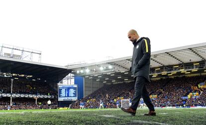 Pep Guardiola durante un instante del partido que jug&oacute; el Manchester City en casa del Everton.