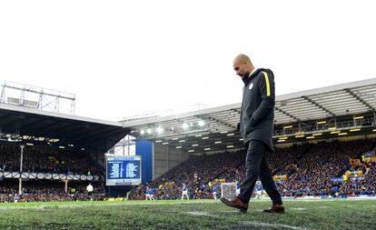 Pep Guardiola durante un instante del partido que jugó el Manchester City en casa del Everton.