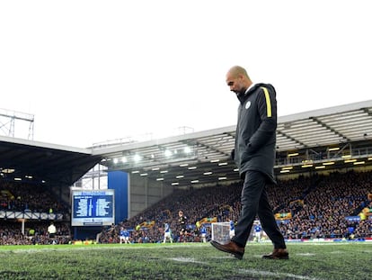 Pep Guardiola durante un instante del partido que jug&oacute; el Manchester City en casa del Everton.