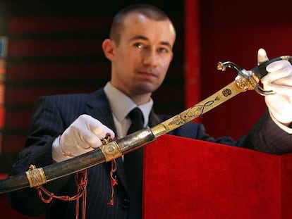 Un vendedor de Osenat muestra el sable de Napoleón.