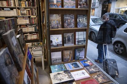 El lema 'Mi librería es de barrio', escogido para celebrar este viernes el día de estos establecimientos, es también una declaración de intenciones. En la imagen, interior de la librería Gaudí, en Madrid.