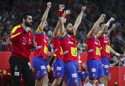 Los jugadores españoles celebran un gol marcado a la selección sueca.