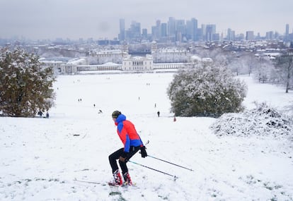 Un hombre practica esquí en el parque Greenwich.