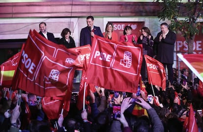 Sánchez celebra los resultados electorales en la sede socialista en Madrid.