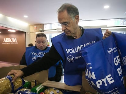 Dos voluntarios participan en una recogida de alimentos en Barcelona.