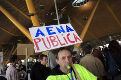 Trabajadores de AENA se manifiestan con cacerolas contra las privatización de Barajas.