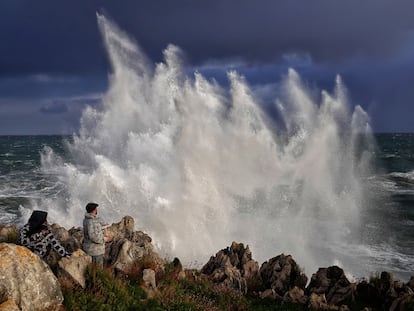 Una persona observaba el oleaje este jueves en Llanes, Asturias.