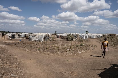 Otro de los grandes desafíos que viene afrontando la población desplazada es el acceso al agua potable. Durante el primer semestre de 2023 se diagnosticaron 1.186 casos de cólera en la provincia de Cabo Delgado, según datos de la OMS. Para evitar que estas enfermedades se continúen expandiendo y evitar al mismo tiempo que los casos de desnutrición infantil se disparen, algunas de las ONG también dedican parte de su tiempo y esfuerzo en promover hábitos de higiene saludables como el lavado de manos o la gestión de los residuos, explica Daniel Rodríguez, coordinador de proyectos de la ONG Medicus Mundi en Cabo Delgado.