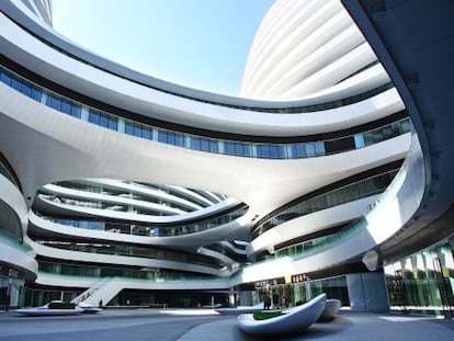 Atrio central del Galaxy Soho, proyecto de arquitectura sostenible de la recién fallecida Zaha Hadid, en Pekín.