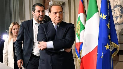 Silvio Berlusconi con la delegación del centroderecha el 7 de mayo en el Quirinal.