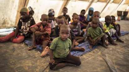 Niños en una escuela improvisada en el campo de desplazados de Banguetabá, a las afueras de Mopti.